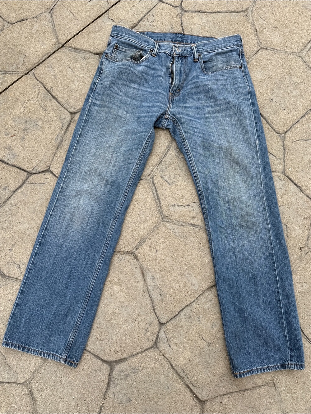 Men’s 33 x 32 Levi Strauss Blue Jeans -559